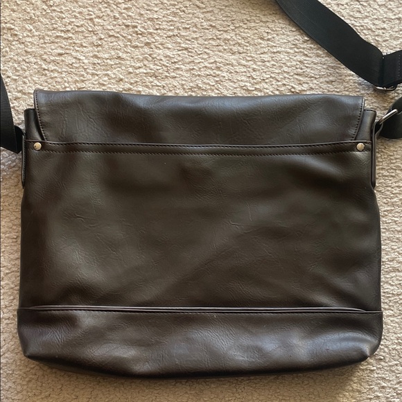 Kenneth Cole Reaction Black Messenger Bag - Picture 7 of 9